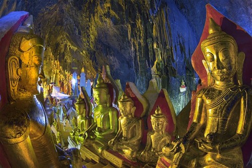 Algunas de las 8700 estatuas de buda de oro que hay en la pagoda de Shwe Oo Min.