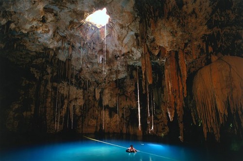 Costera Bacalar, Quintana Roo, México. El Cenote Azul, un agujero bajo tierra, era la mayor fuente de agua para los mayas.