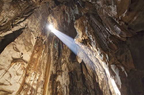 La luz se cuela por un agujero en la cueva de Batu en Kuala Lumpur, Malasia.