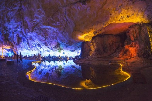 Luces multicolor en la cueva Reed Flute, en Guling, China.