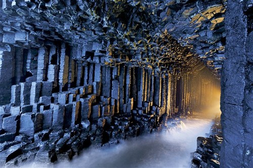 Pilares de basalto se alinean en la cueva Fingal, en Escocia.
