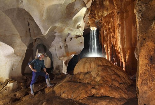 Sarawak, Borneo - Un explorador admira esta ducha de agua formada bajo la cueva Racer.