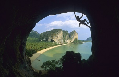 Silueta de una mujer escalando en la cueva de la playa de Ton Sai, Tailandia.