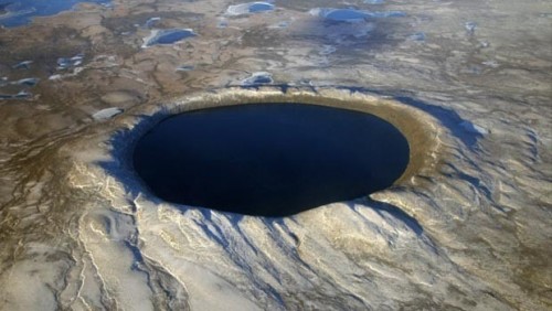 Enorme crater en la tierra